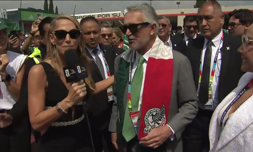 Reciben a Salinas Pliego entre abucheos y mentadas en el Azteca