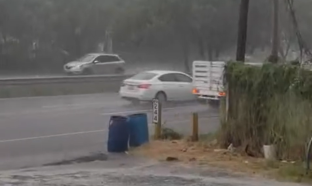 Lluvias provocan cierres y encharcamientos en vialidades de Santiago
