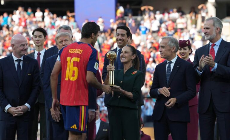 Sheinbaum acude a la final del Mundial y recibe apoyo de paisanos
