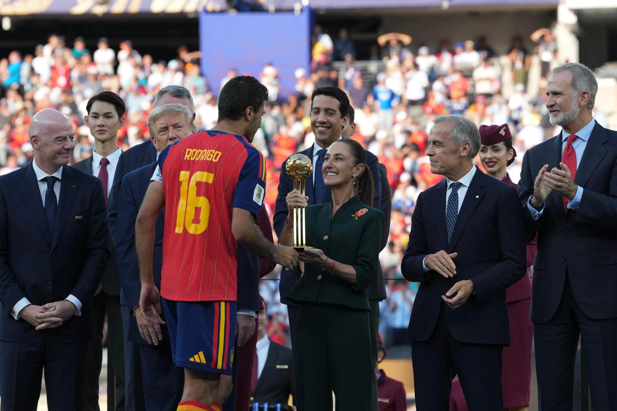 Sheinbaum acude a la final del Mundial y recibe apoyo de paisanos