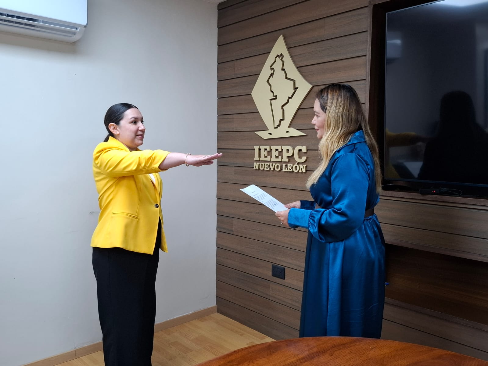 Designa IEEPCNL a Lidia Lozano como encargada de la Secretaría Ejecutiva