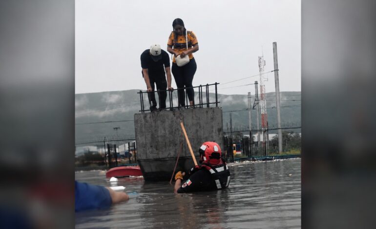 Movilizan lluvias cuerpos de auxilio en Monterrey 