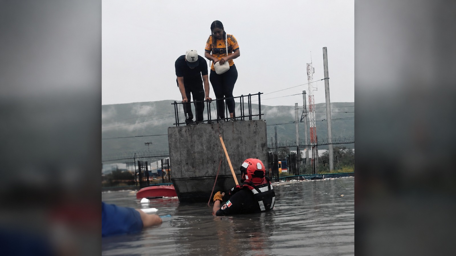 Movilizan lluvias cuerpos de auxilio en Monterrey 