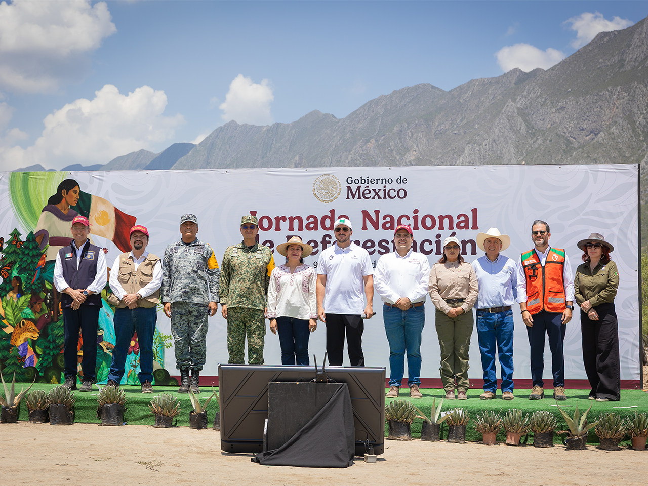 Reforestan tres hectáreas de La Huasteca con 2 mil 500 plantas nativas