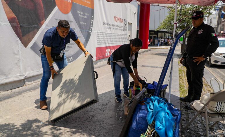 Realizan 84 decomisos en el Centro de Monterrey.