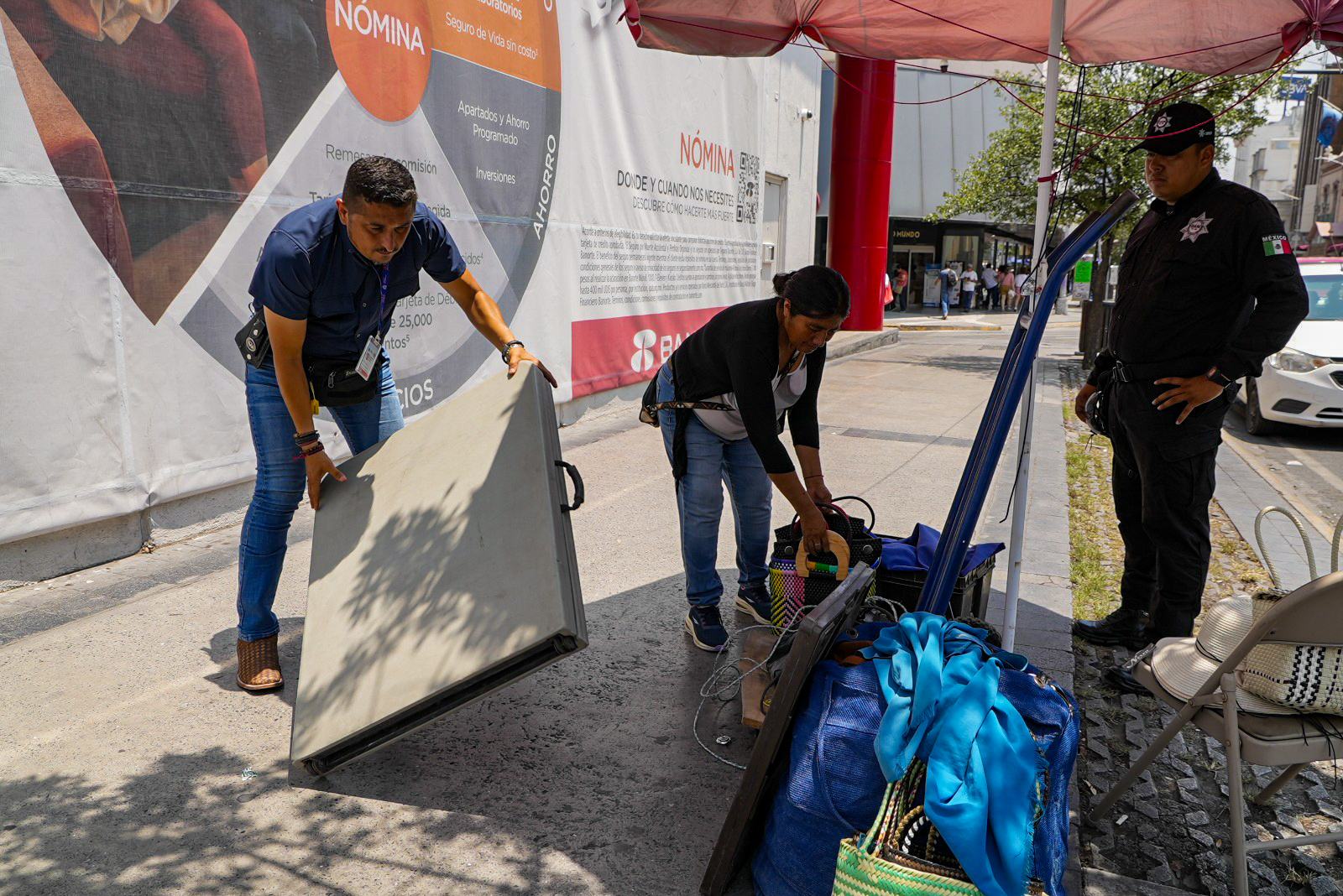 Realizan 84 decomisos en el Centro de Monterrey.