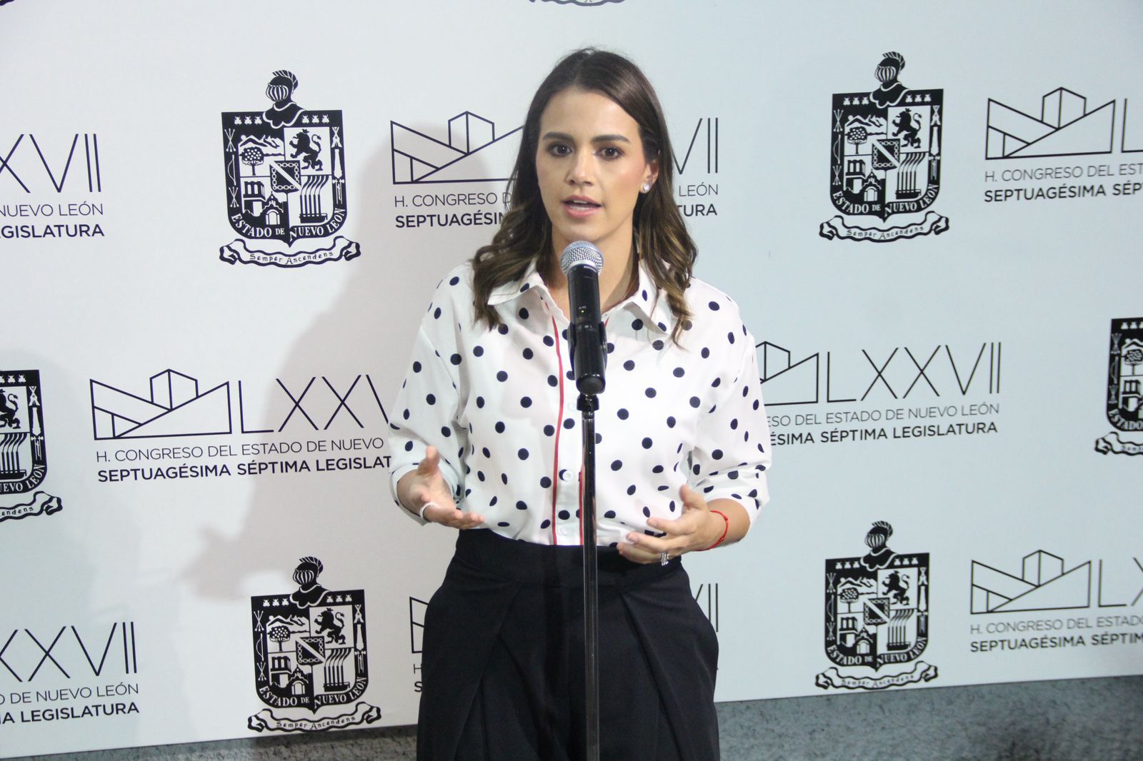 Proponen debatir restricciones al uso de celulares en escuelas de Nuevo León