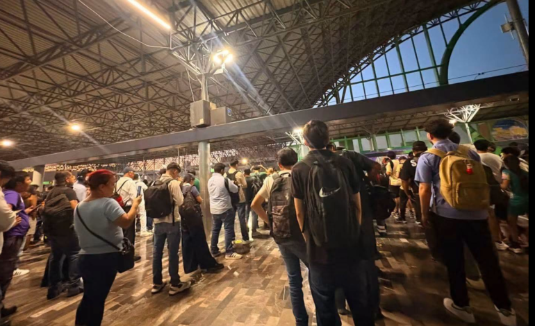 Falla en Línea 1 obliga a desalojar tren y causa aglomeraciones en Monterrey