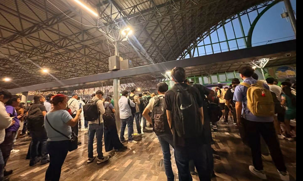 Falla en Línea 1 obliga a desalojar tren y causa aglomeraciones en Monterrey