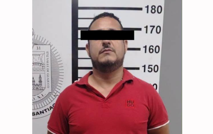 Detienen a transportista con 50 bolsas de presunta droga en Santiago