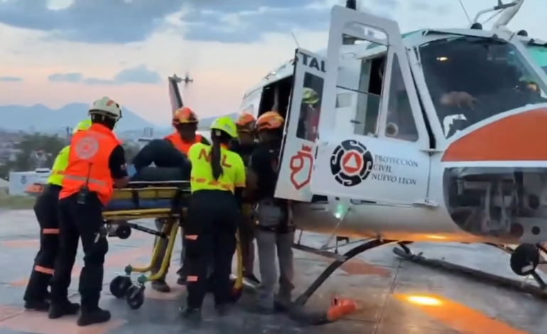 Rescatan en helicóptero a hombre tras caer en RZR a barranco en Santiago