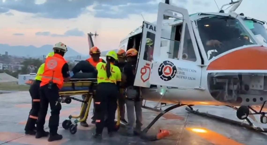 Rescatan en helicóptero a hombre tras caer en RZR a barranco en Santiago