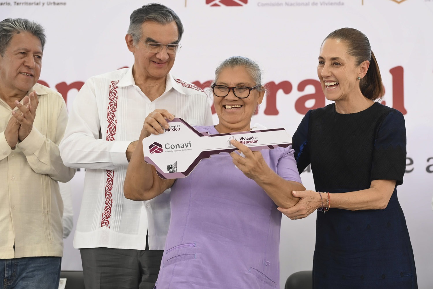Con la entrega de viviendas se hace justicia a quienes menos tienen: Claudia Sheinbaum