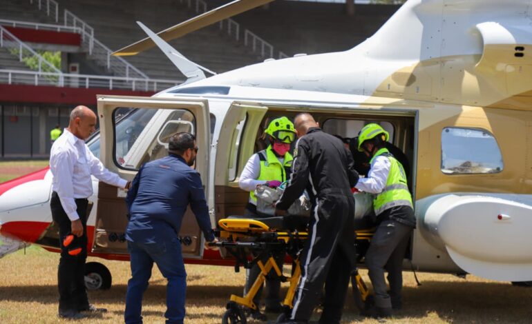 Trasladan en ambulancia aérea a niño lesionado en accidente carretero