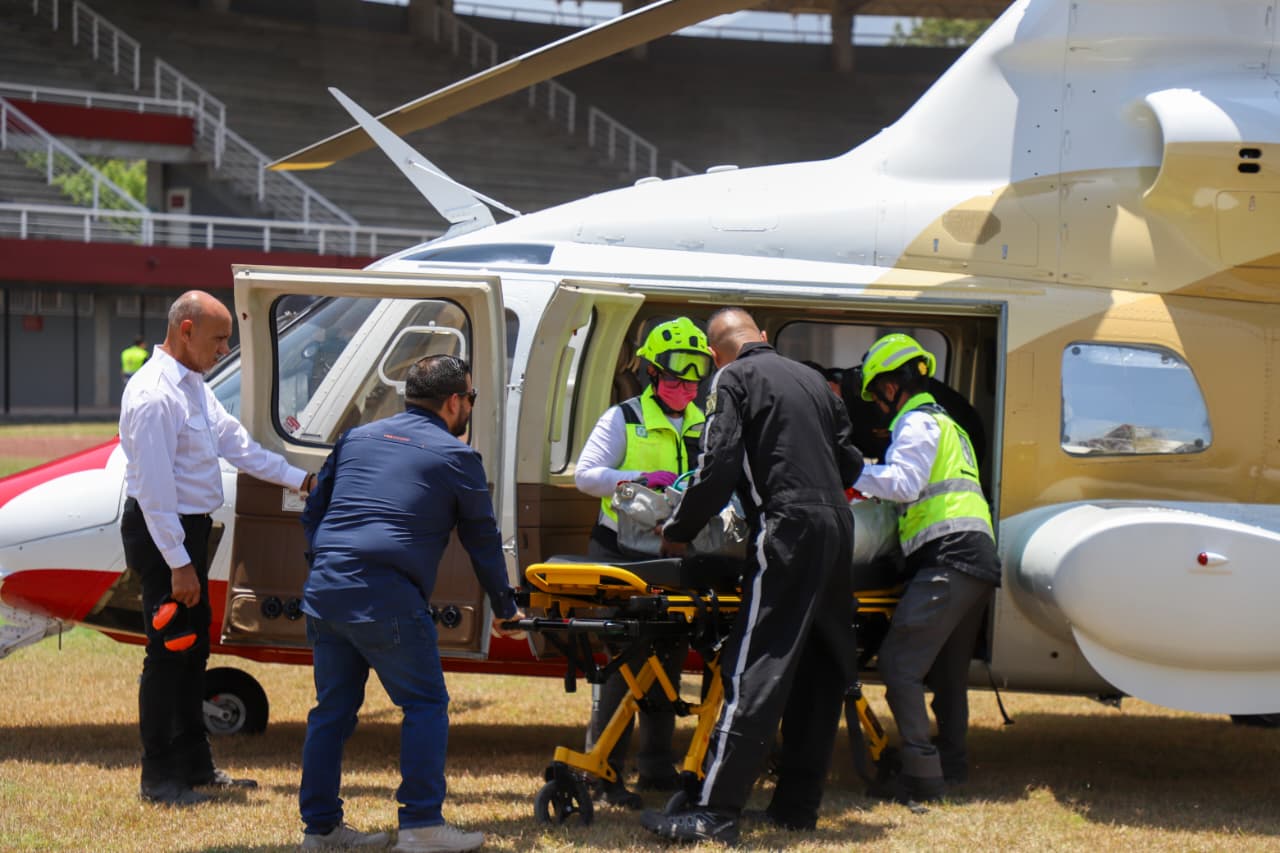 Trasladan en ambulancia aérea a niño lesionado en accidente carretero