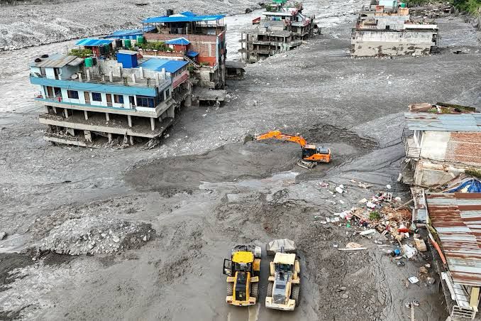 Tragedia en Nepal supera los 390 muertos; continúan labores de rescate