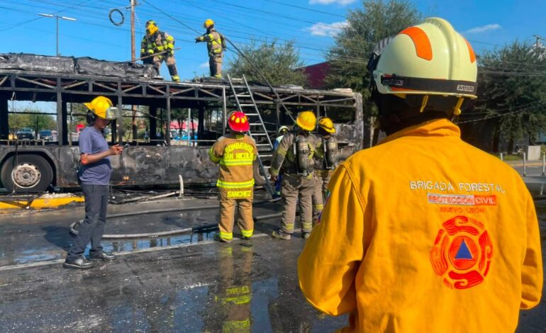 Se incendia unidad de Transmetro con 40 pasajeros en San Nicolás