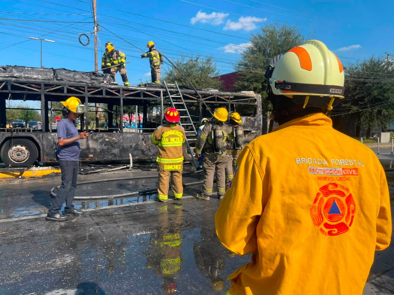 Se incendia unidad de Transmetro con 40 pasajeros en San Nicolás