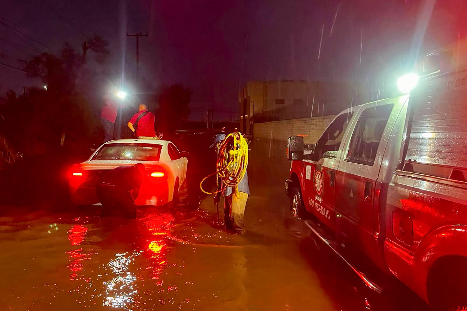 Cierran vialidades y pasos a desnivel por lluvias en Reynosa