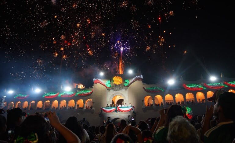 Celebran más de 45 mil neolaredenses el Grito de Independencia junto a Carmen Lilia Canturosas
