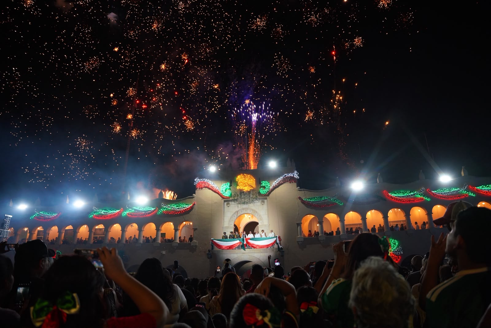 Celebran más de 45 mil neolaredenses el Grito de Independencia junto a Carmen Lilia Canturosas