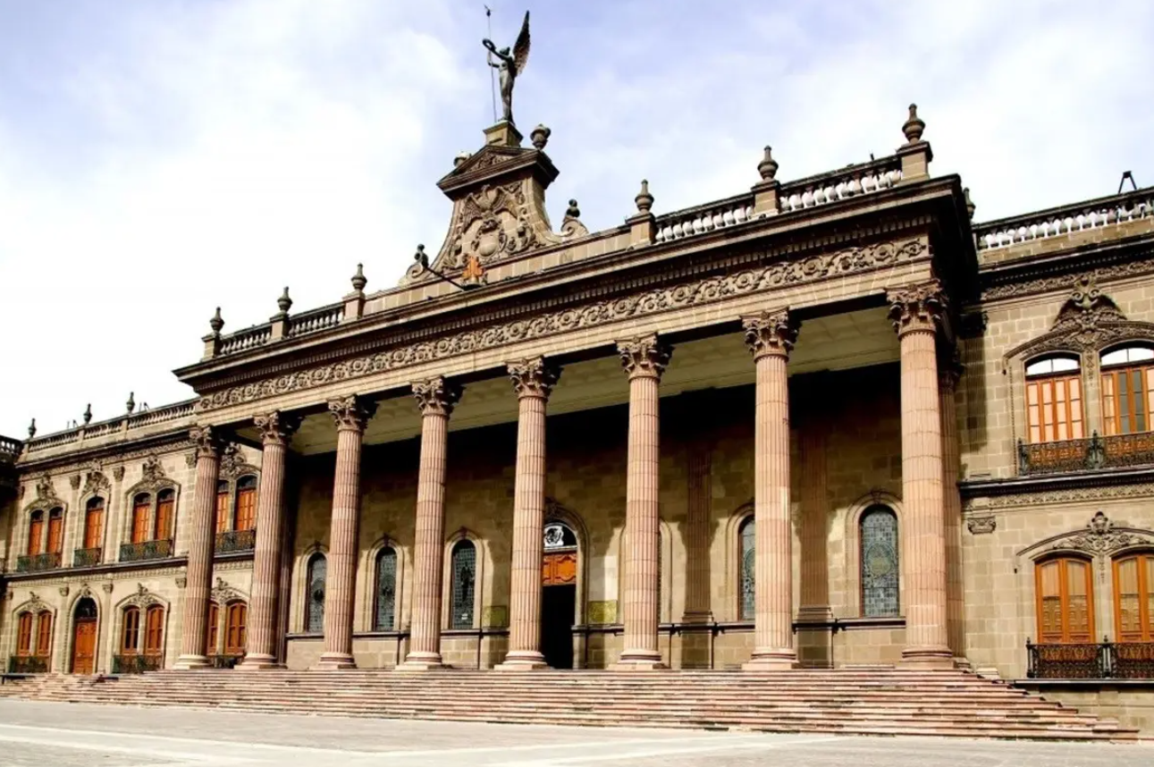 Samuel García presenta al Congreso iniciativa para derogar el Pase Turístico
